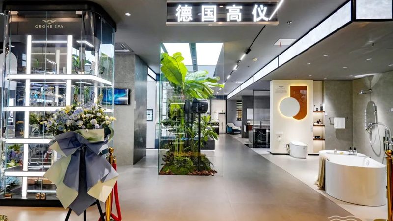 嵌入式浴缸安装，裙边处理有讲究**